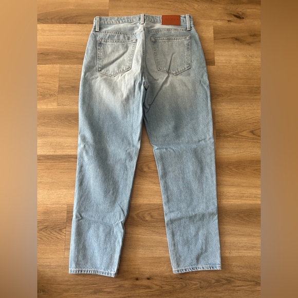 Lucky Brand Woman’s High Rise Mom Jeans – Size 6/28, Light Wash- Like New - Picture 6 of 7